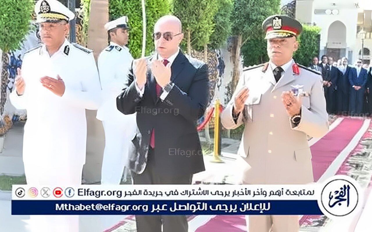 محافظ الفيوم يضع إكليلًا من الزهور على النصب التذكاري للشهداء احتفالًا بالذكرى الـ53 لانتصارات أكتوبر