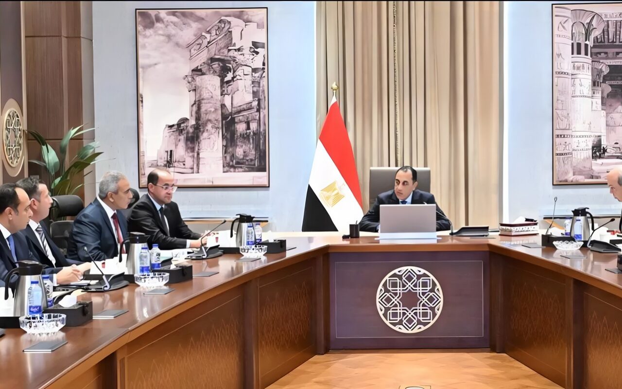 رئيس الوزراء يستعرض مقترحات لتطوير مطار العاصمة الجديدة والمنطقة المحيطة به