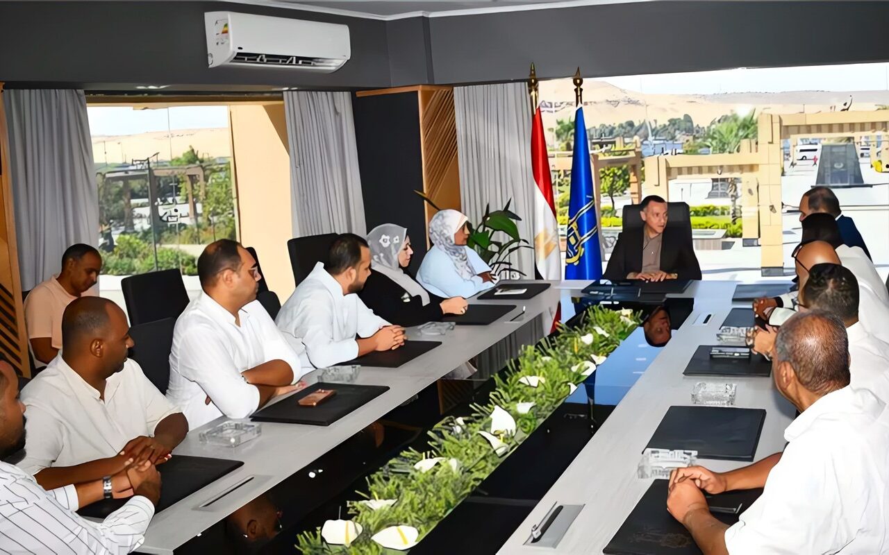 محافظ أسوان يلتقي مجلس إدارة نادي التجديف والرياضات المائية الجديد ويؤكد دعم الأنشطة الشبابية والرياضية
