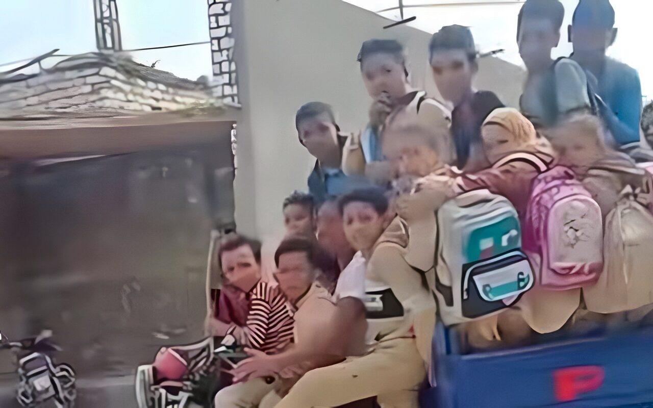 اللي إنت عامله مايرضيش ربنا.. فيديو يوثق نقل أكثر من 20 تلميذا على تروسيكل بالفيوم