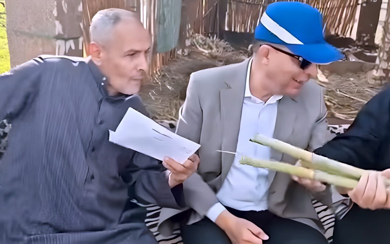 محافظ المنيا يلتقي أهالي كفر خزام ويستمع إلى مطالبهم وشكاواهم