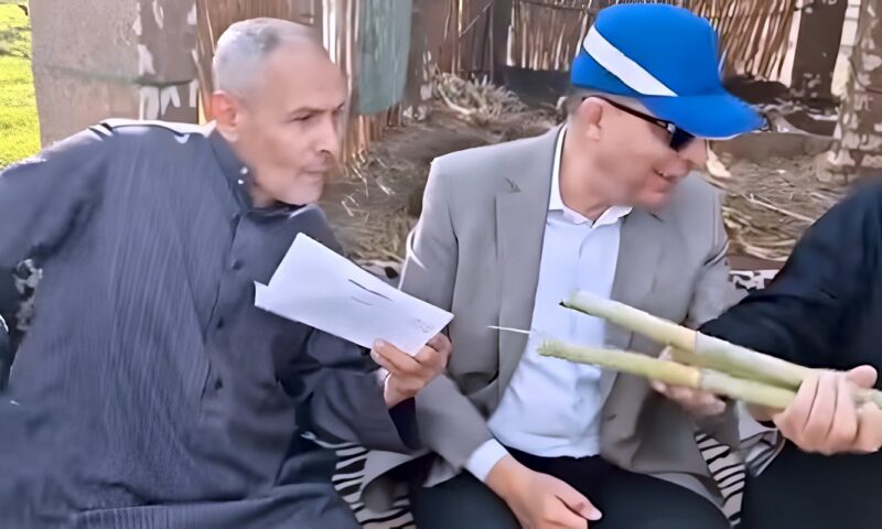 محافظ المنيا يلتقي أهالي كفر خزام ويستمع إلى مطالبهم وشكاواهم