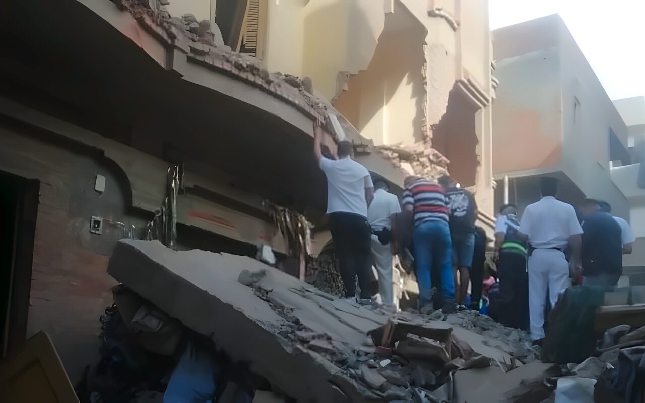 حفاظا على أرواح المواطنين، قطع المرافق عن 7 منازل مجاورة لعقار المحلة المنهار