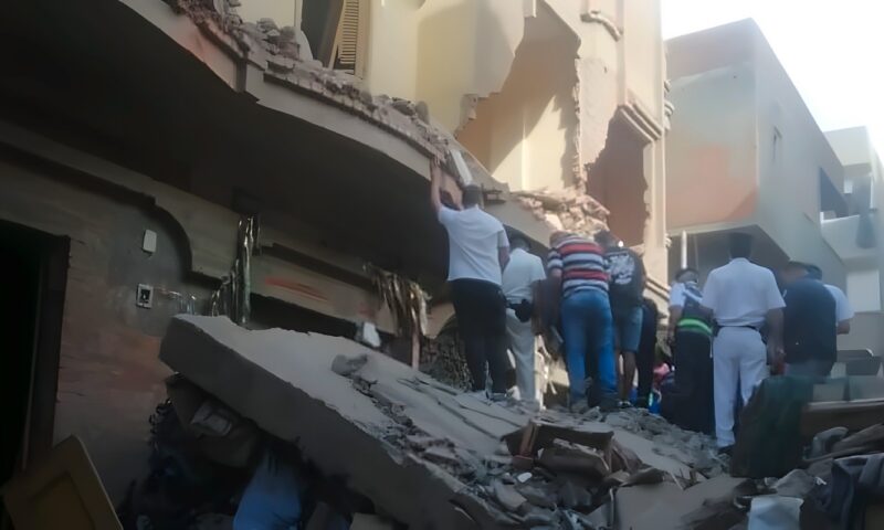 حفاظا على أرواح المواطنين، قطع المرافق عن 7 منازل مجاورة لعقار المحلة المنهار