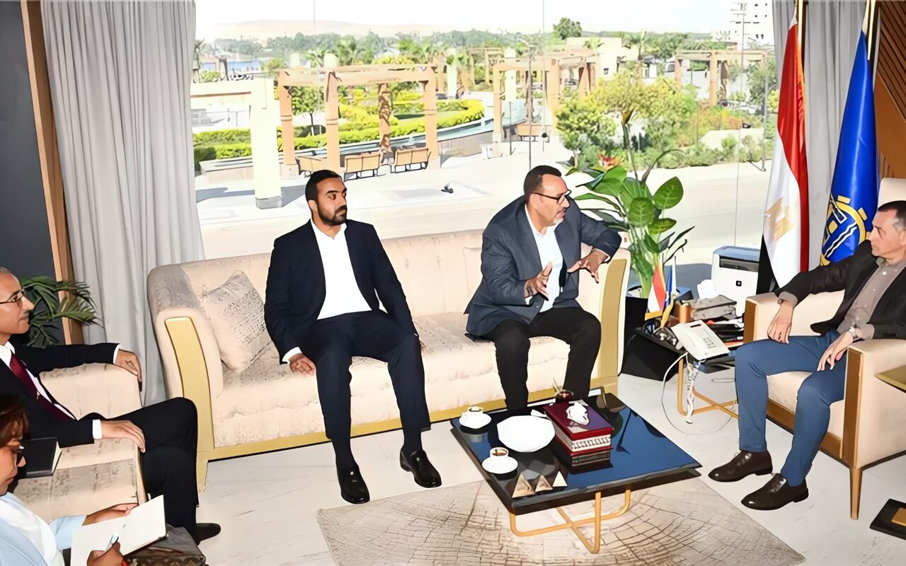 محافظ أسوان يبحث مع مساعد وزير السياحة والآثار تعزيز الترويج للمناطق الأثرية وتطوير مشروعات الصوت والضوء