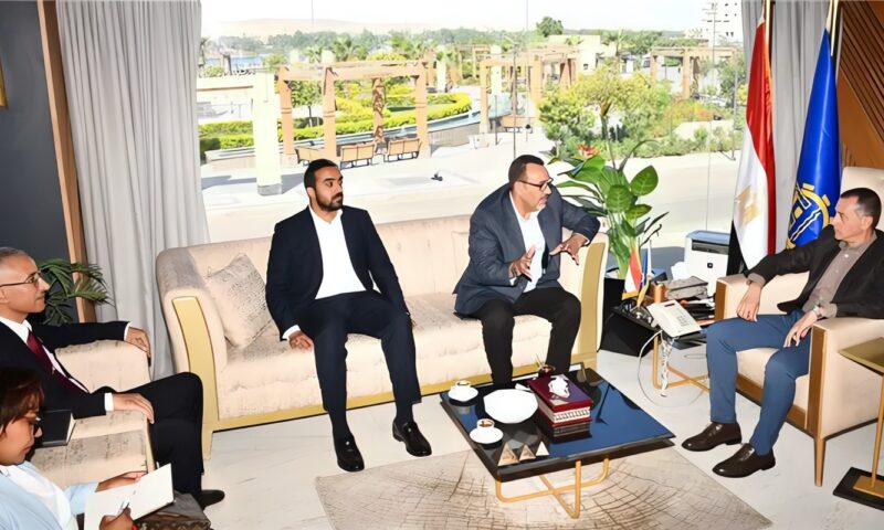 محافظ أسوان يبحث مع مساعد وزير السياحة والآثار تعزيز الترويج للمناطق الأثرية وتطوير مشروعات الصوت والضوء