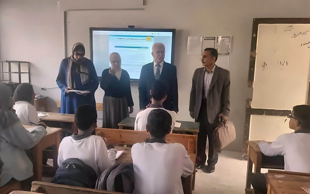 وكيل وزارة التعليم بالإسماعيلية في جولة مفاجئة بمدرسة المستقبل بأبو صوير