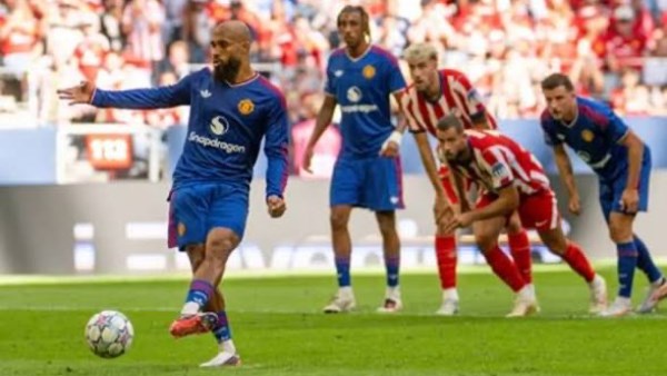 6 مباريات بلا فوز.. مانشستر يونايتد يواصل نزيف النقاط بعد التعادل مع ليدز