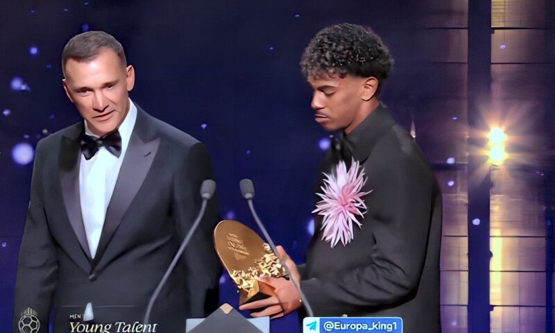 لامين يامال بعد التتويج بجائزة أفضل لاعب شاب 2026: كوبارسي الأحق بها