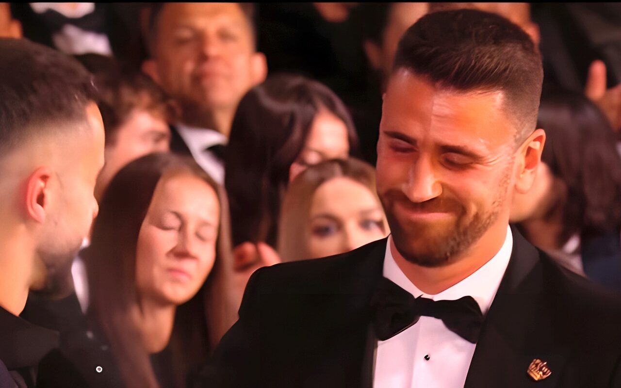 حفل الكرة الذهبية.. أوناي سيمون يتوج بجائزة أفضل حارس مرمى في العالم
