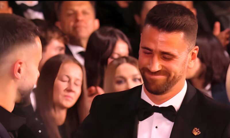 حفل الكرة الذهبية.. أوناي سيمون يتوج بجائزة أفضل حارس مرمى في العالم