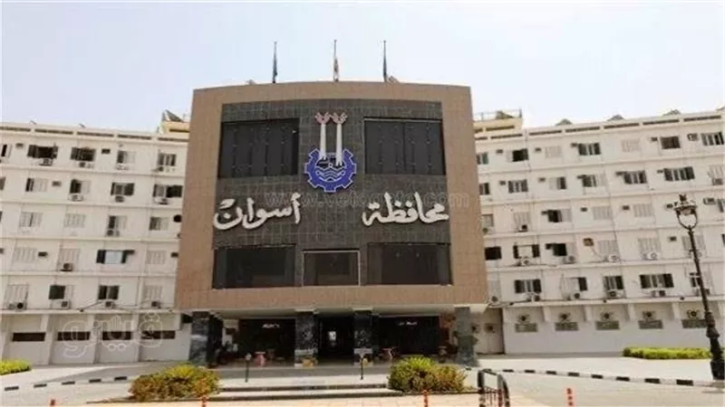محافظ أسوان يصدر قرارات بنقل مسؤولين بالمحليات بسبب قصور الأداء