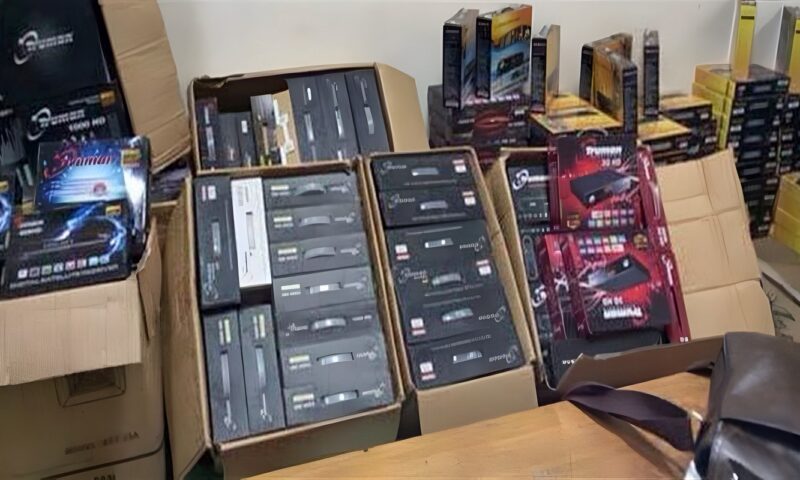 بيع أجهزة ريسيفر لفك شفرات القنوات المشفرة ينتهى بضبط مدير محل في عابدين