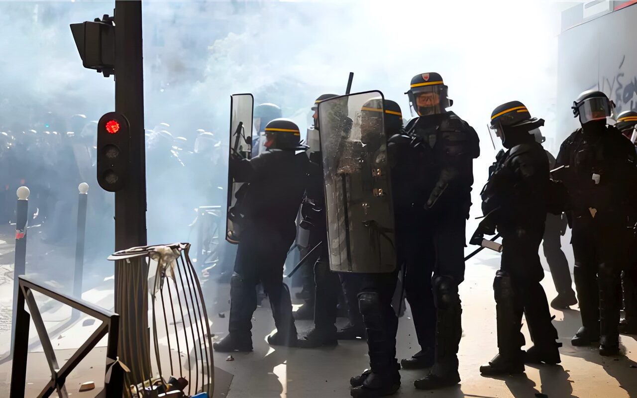وزير الداخلية الفرنسي: القيود المفروضة على الاحتجاجات مستمرة