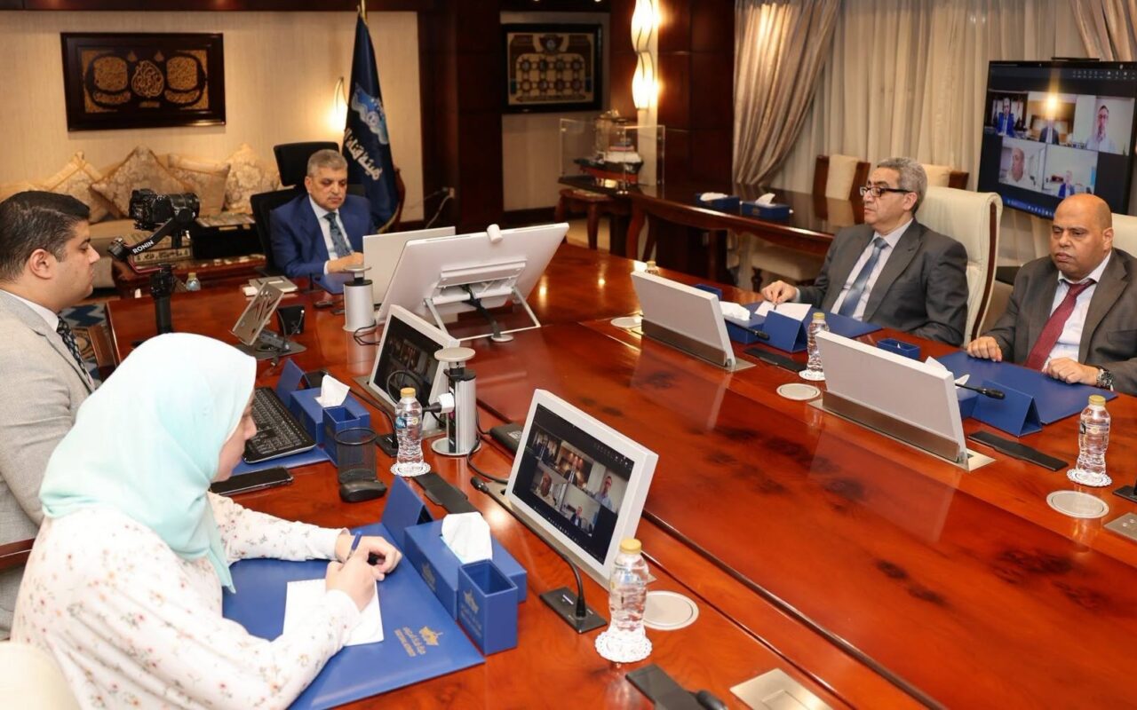 هيئة قناة السويس وHapag-Lloyd تبحثان سبل تعزيز التعاون المشترك