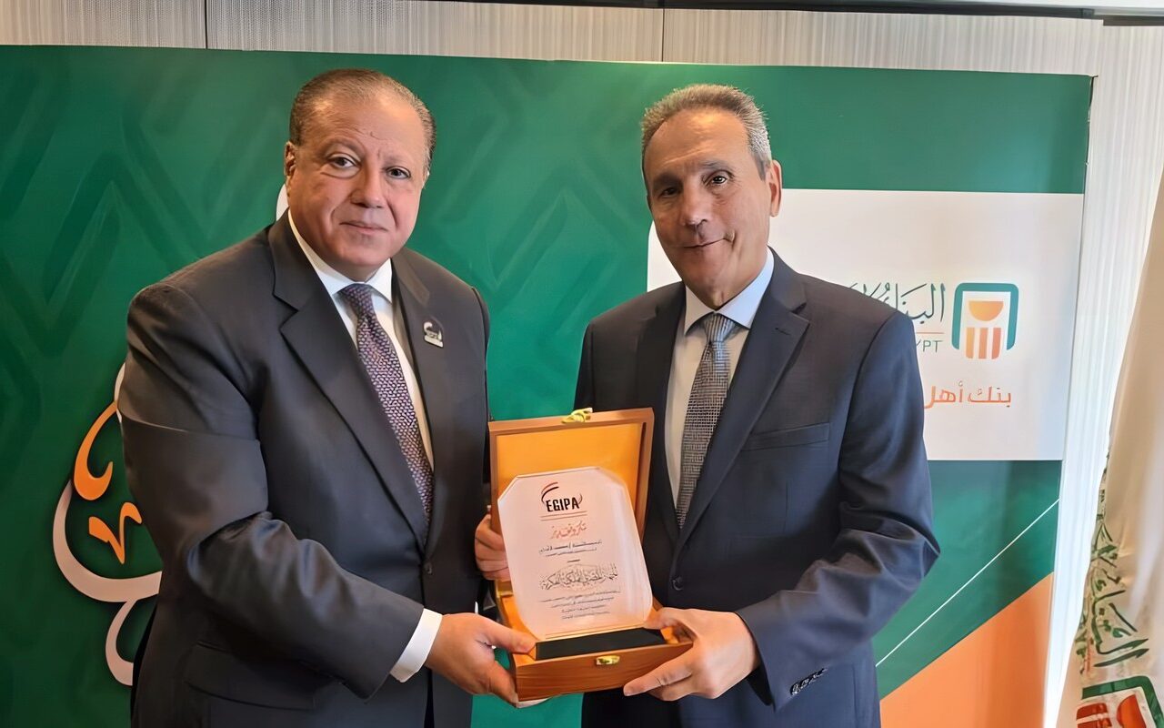 جهاز الملكية الفكرية يمنح البنك الأهلي براءة نموذج منفعة عن ابتكاره الوحدة المصرفية المتنقلة