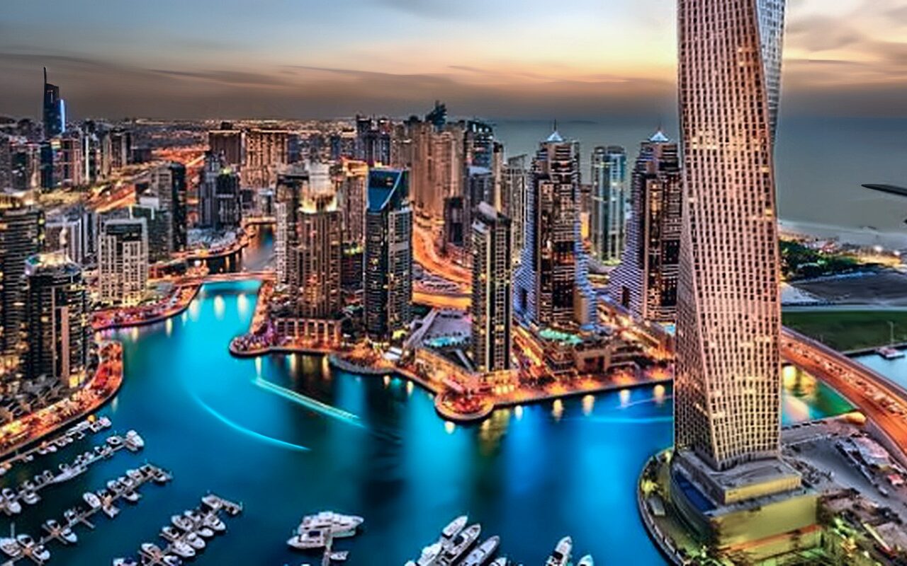 الإمارات: «فيتش» ترفع توقعات نمو رأس الخيمة.. والاقتصاد يتجه إلى 5% في 2027