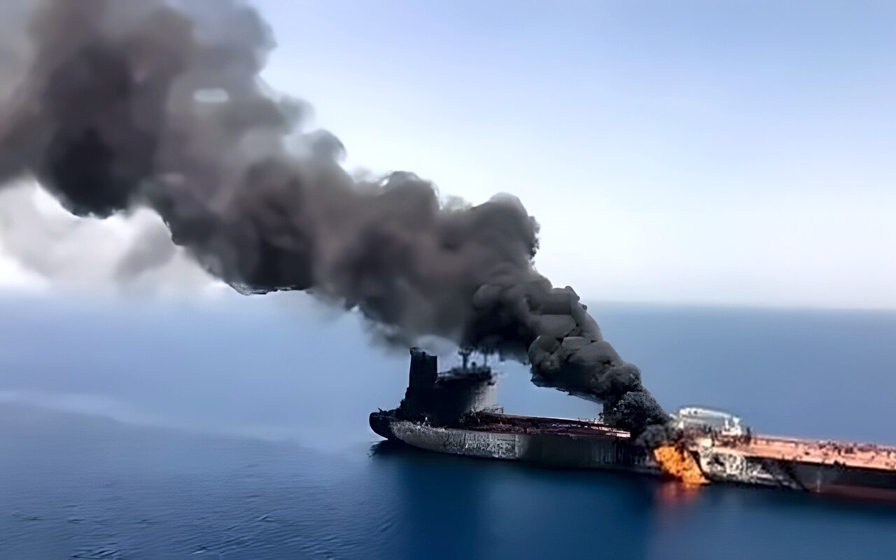 تصعيد جديد في خليج عمان.. أمريكا تضرب سفينة شحن حاولت كسر الحصار البحري على إيران