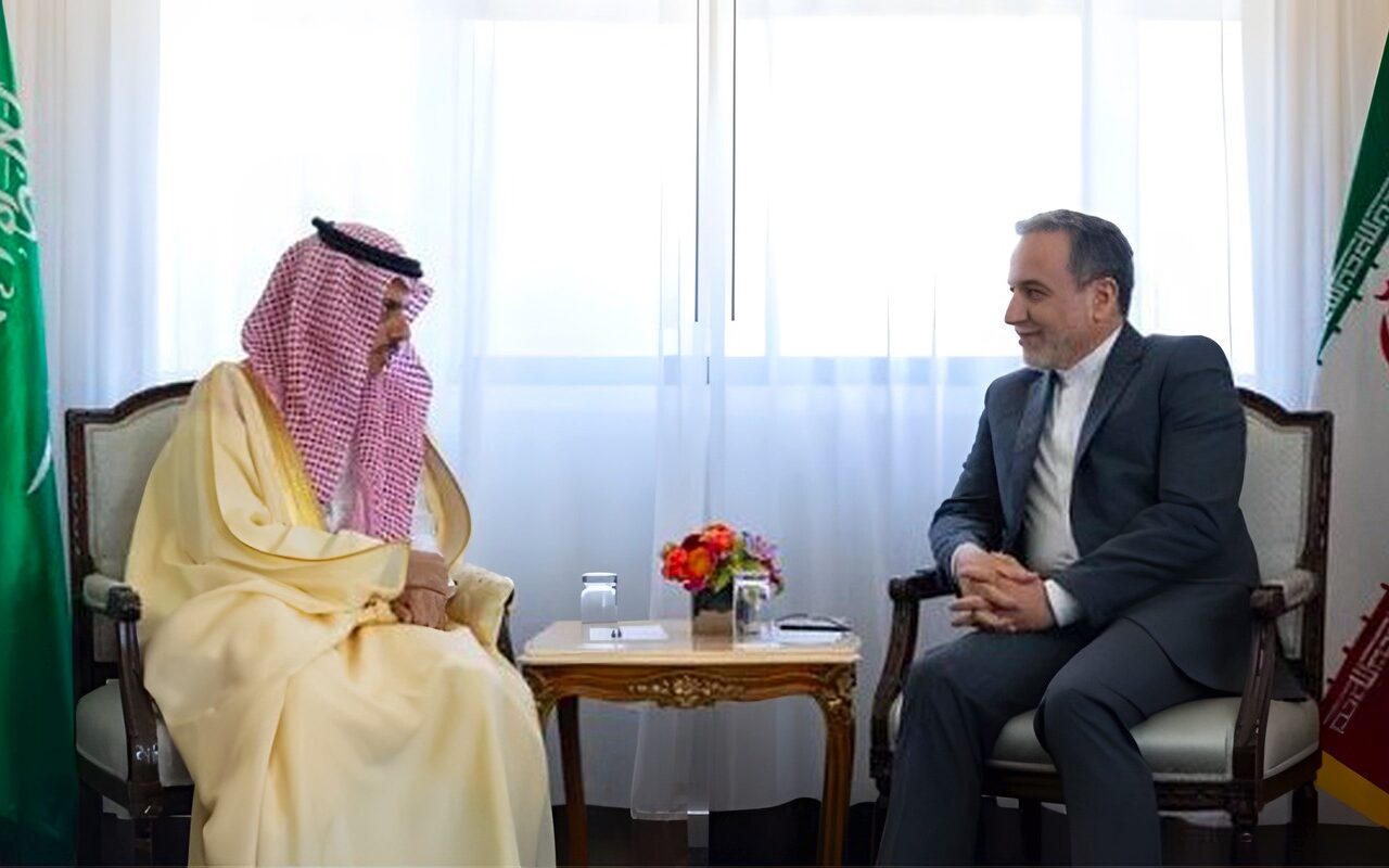 وسط تصاعد التوترات العسكرية الإقليمية.. مباحثات بين وزيري خارجية السعودية وإيران