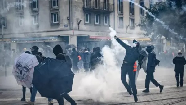 السترات الصفراء.. اشتباكات عنيفة بين المتظاهرين وعناصر الأمن في فرنسا