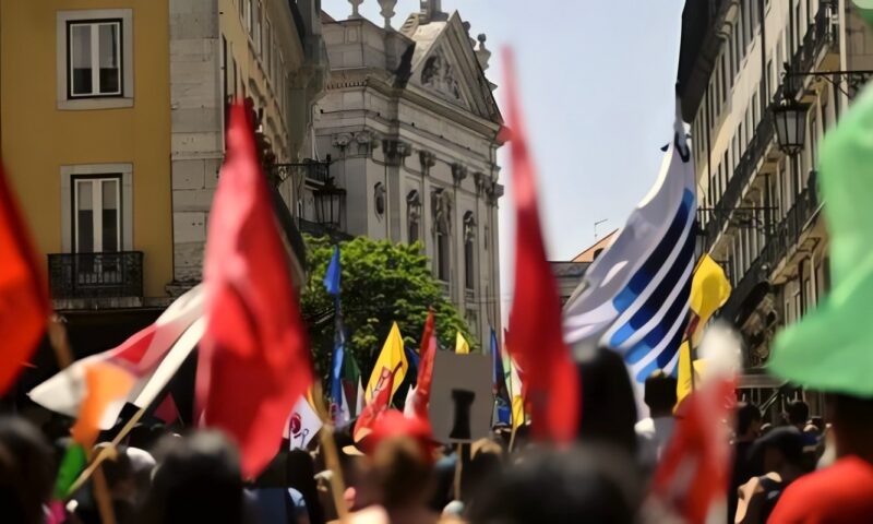 آلاف المتظاهرين في البرتغال يطالبون برفع الأجور وتوفير السكن بأسعار معقولة