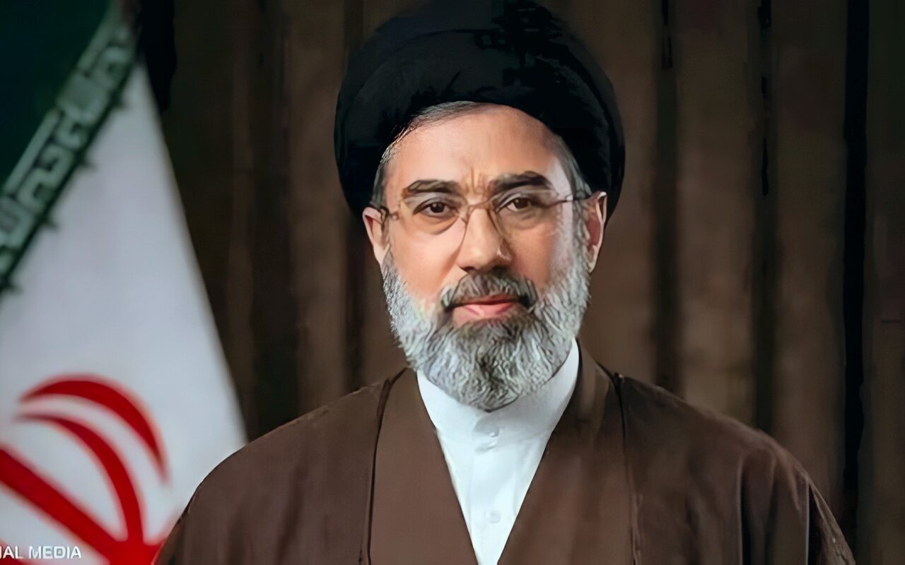 إعلام إيراني: مجتبى خامنئي يلتقي محسن رضائي ويوجه رسائل بشأن مضيق هرمز