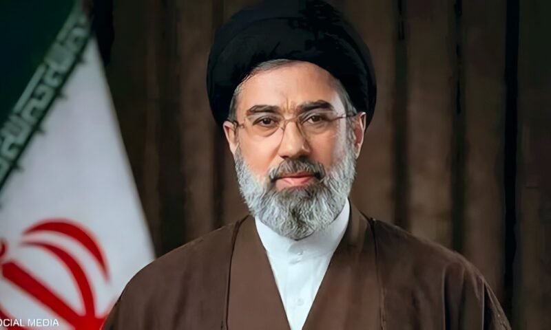 إعلام إيراني: مجتبى خامنئي يلتقي محسن رضائي ويوجه رسائل بشأن مضيق هرمز
