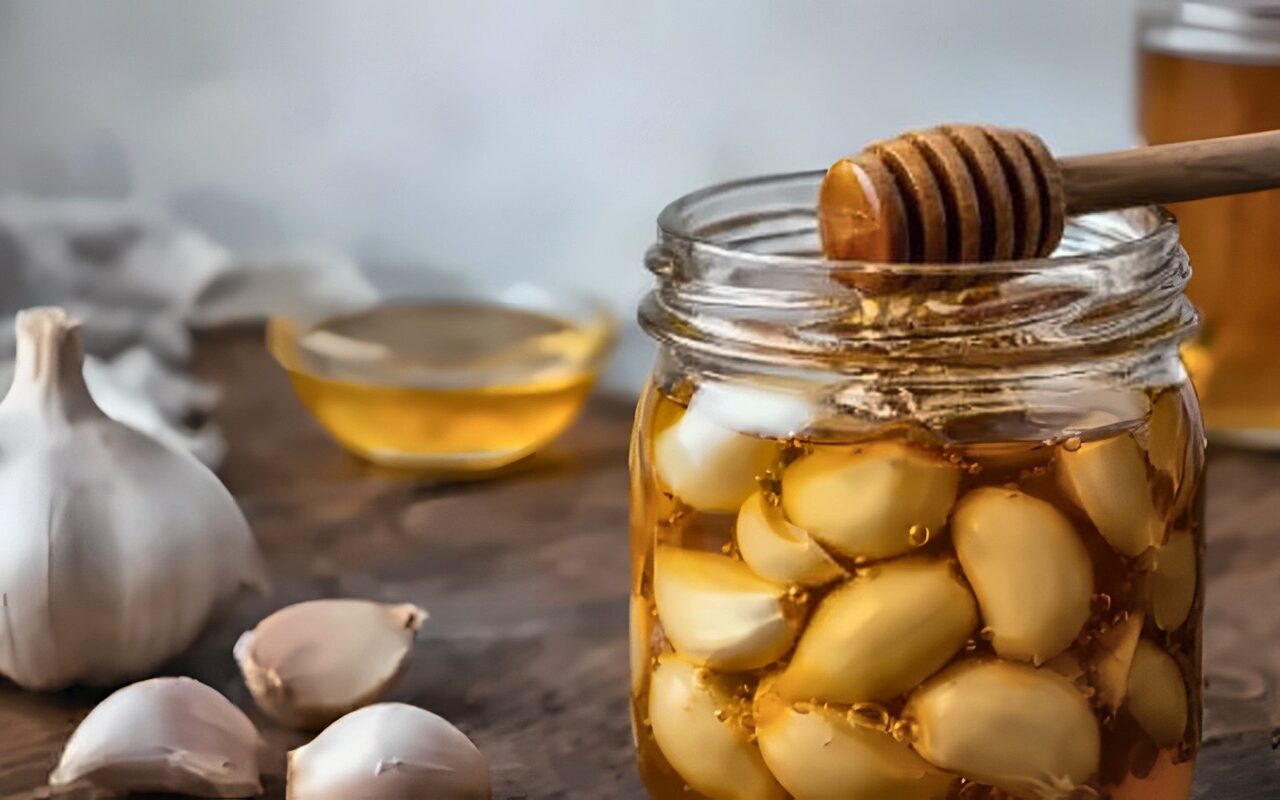 الثوم في الأكل.. ماذا يفعل بجسمك عند تناوله يوميًا؟
