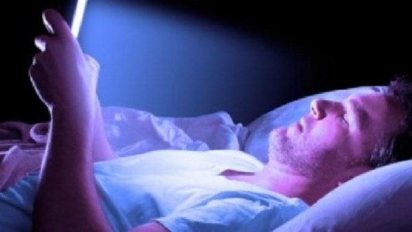 هل يؤثر ضوء الموبايل ليلًا على القلب؟ دراسة تكشف نتائج تستحق الانتباه