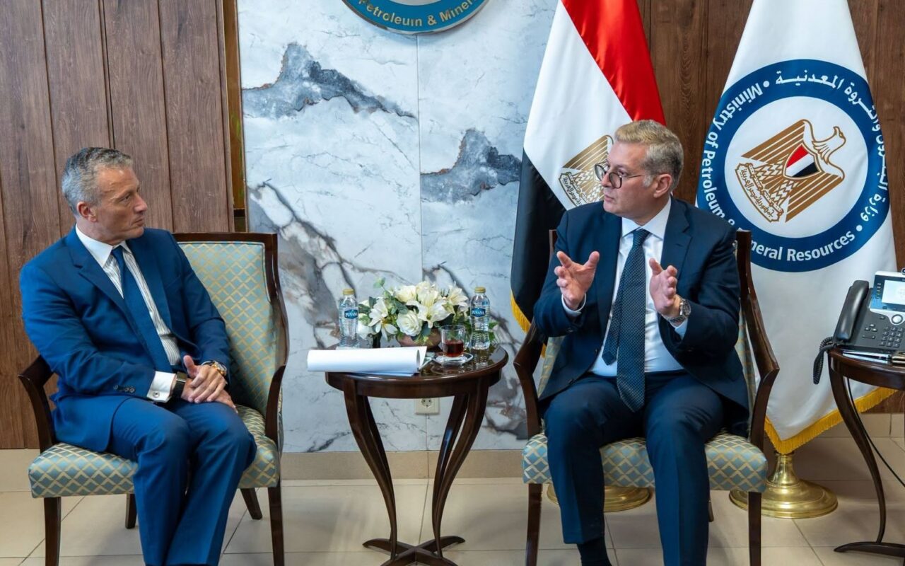 وزير البترول يبحث نتائج دراسات تكشف عن إمكانات لإنتاج البترول غير التقليدي بالصحراء الغربية
