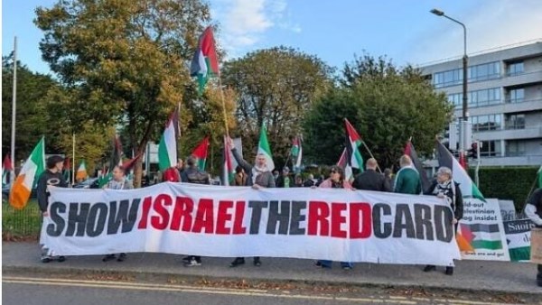 دعوات لمقاطعة إسرائيل.. احتجاجات بالأعلام الفلسطينية تعطل مباراة أيرلندا والنمسا