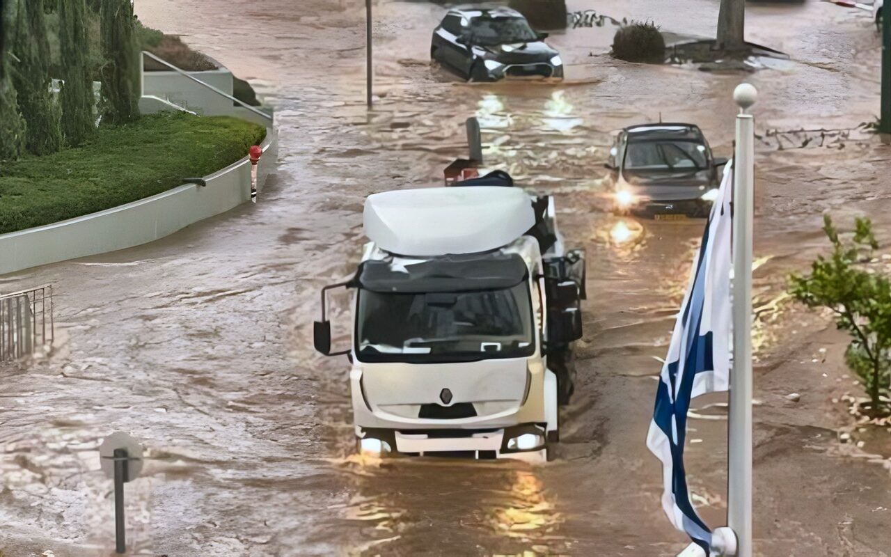 العواصف الرعدية والفيضانات تضرب إسرائيل في يوم الانتخابات.. التصويت تحت الأمطار