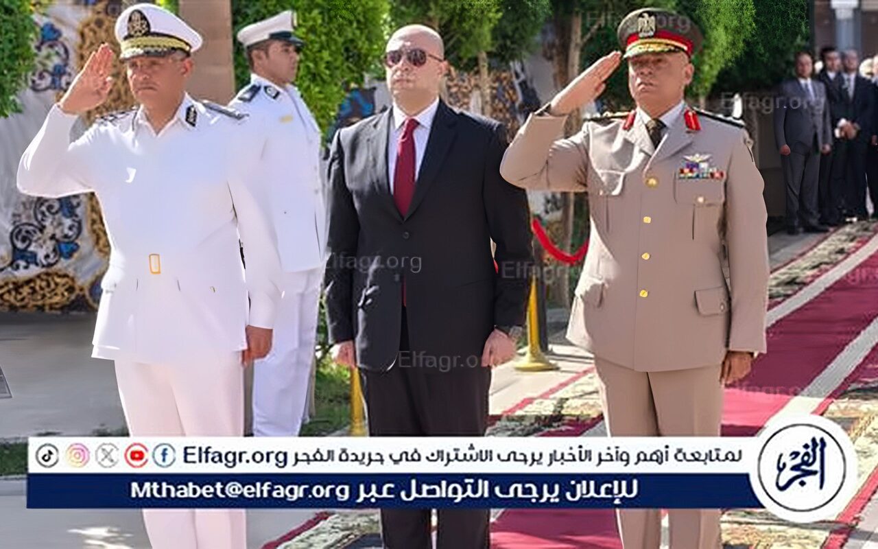 احتفالًا بالذكرى الـــ (53) لنصر أكتوبر المجيد.. محافظ الفيوم يضع إكليلًا من الزهور على النصب التذكارى للشهداء بميدان قارون