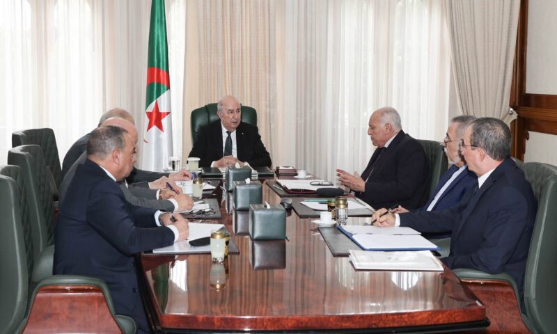 عقب قرار إرسال قوات جزائرية للنيجر… تبون يترأس اجتماعا مع كبار القادة العسكريين باللباس المدني