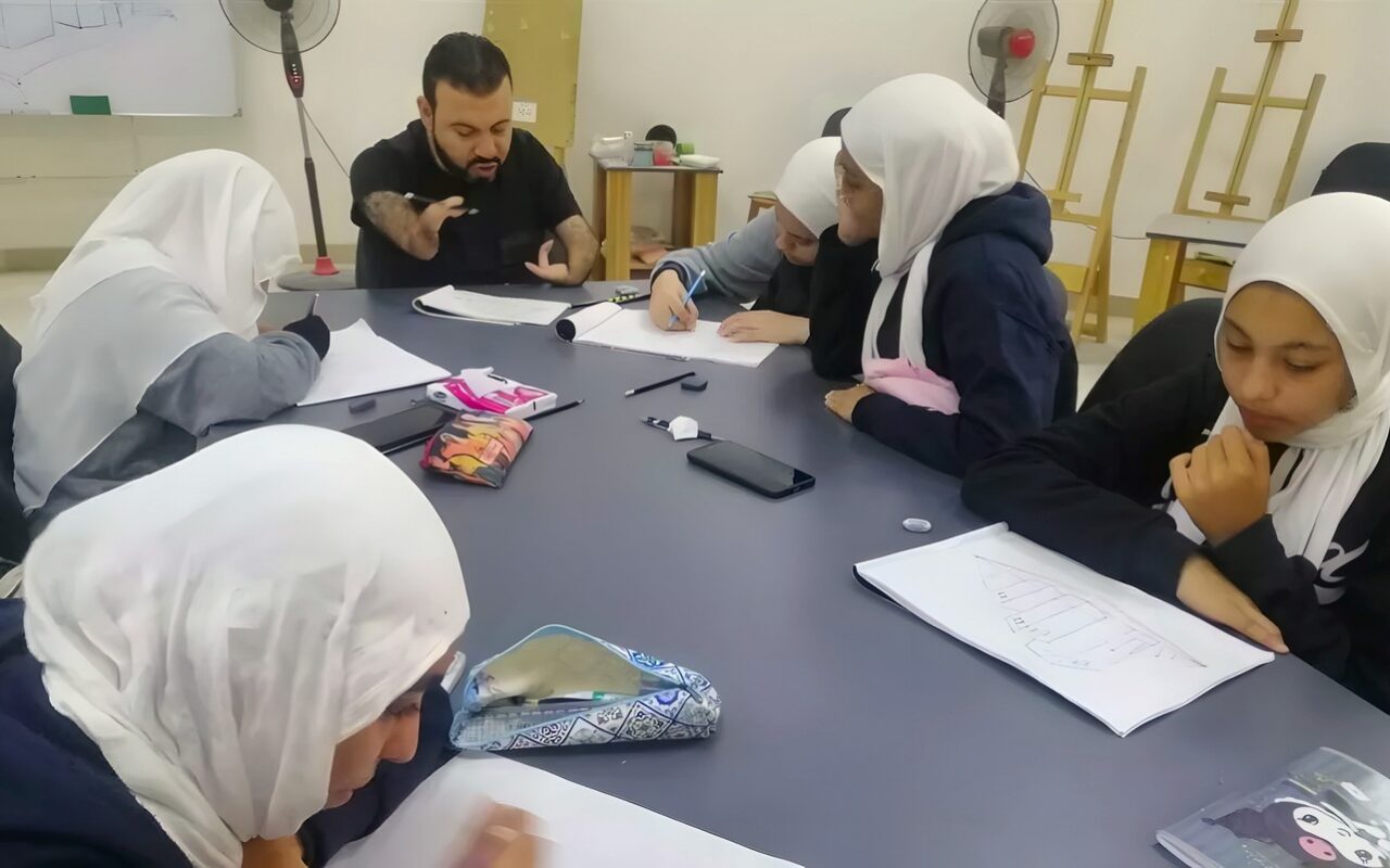 “من أساسيات الرسم إلى أسرار الخزف”، مجمع 15 مايو للفنون يلهم عقول النشء والشباب