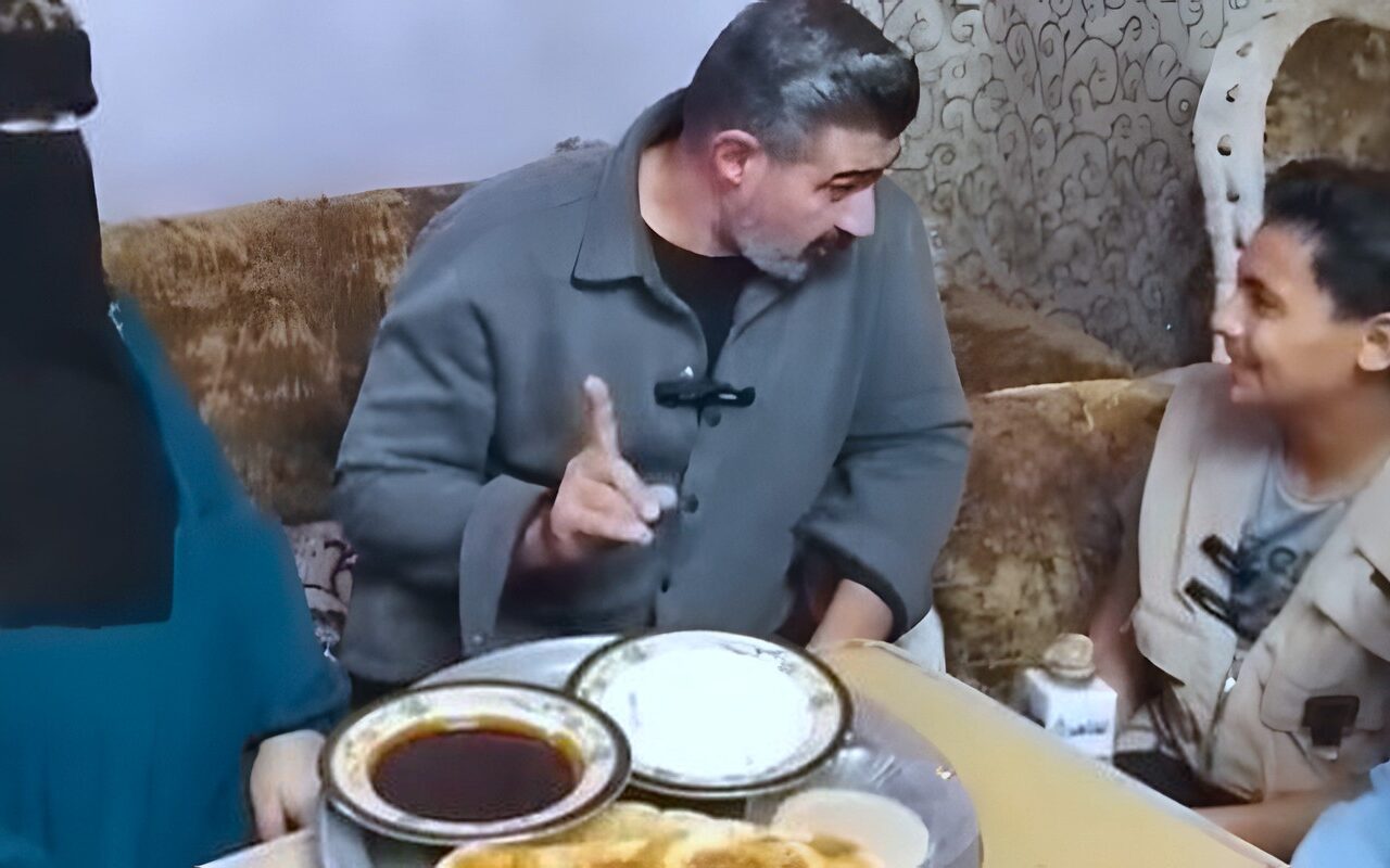 ياسر جلال يجبر بخاطر الطفل زياد في دارالسلام ويتناول معه الفطير والعسل