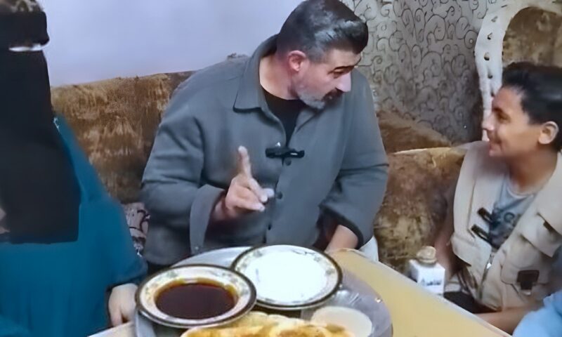 ياسر جلال يجبر بخاطر الطفل زياد في دارالسلام ويتناول معه الفطير والعسل