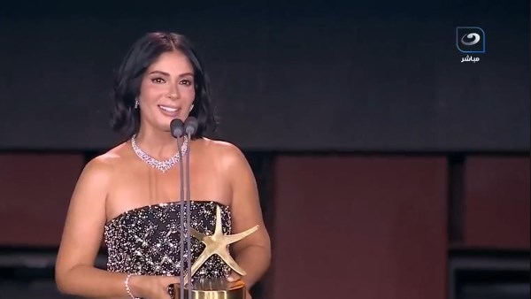 الخوف ملازمني.. بكاء منى زكي لحظة تكريمها بمهرجان الجونة السينمائي الدولي