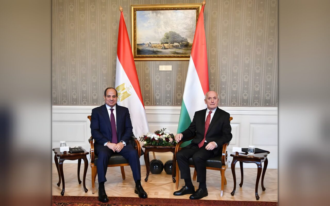 الرئيس السيسي يلتقي نظيره المجري في بودابست في إطار زيارته الرسمية