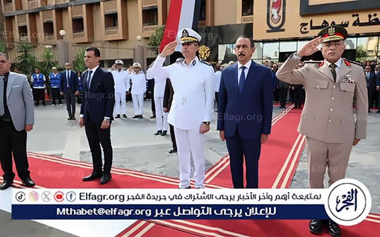 محافظ سوهاج ومدير الأمن يضعان إكليل الزهور على النصب التذكاري لشهداء أكتوبر