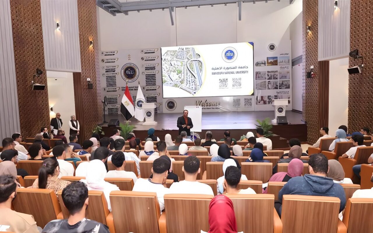 رئيس جامعة المنصورة الأهلية يبحث خطط الفرق الطلابية لدعم الابتكار والمشاركة بالمسابقات الدولية
