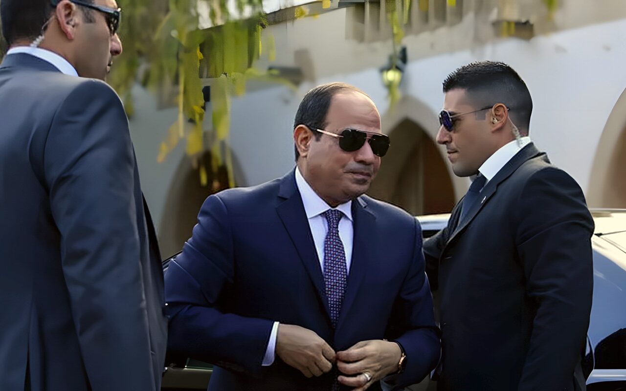 السيسي يصل مقر منتدى “العلمين – أفريقيا” للأعمال