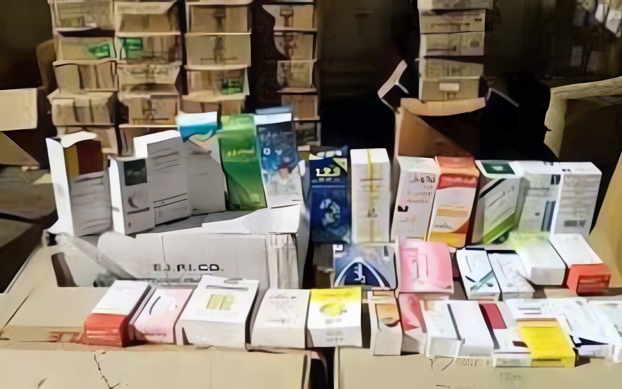 أدوية وسجائر ودقيق مجهول المصدر.. حملة تموينية تضبط مخالفات بالجملة في طهطا بسوهاج