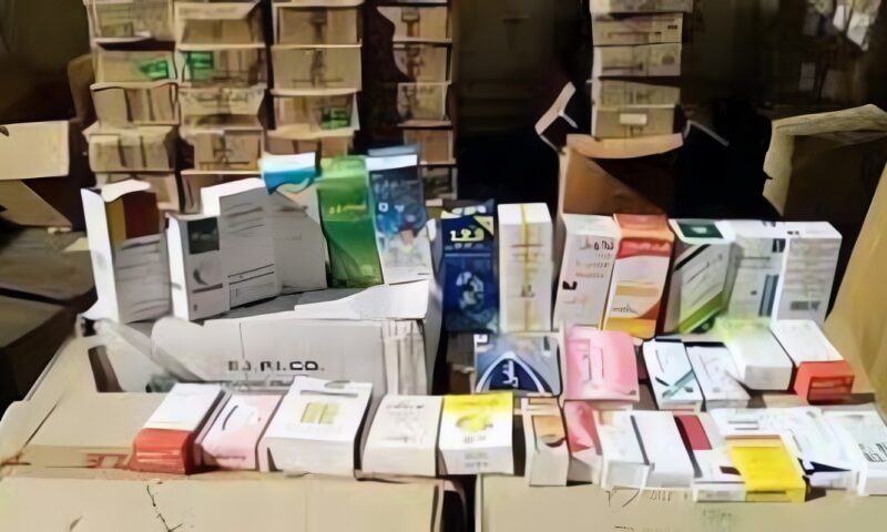 أدوية وسجائر ودقيق مجهول المصدر.. حملة تموينية تضبط مخالفات بالجملة في طهطا بسوهاج