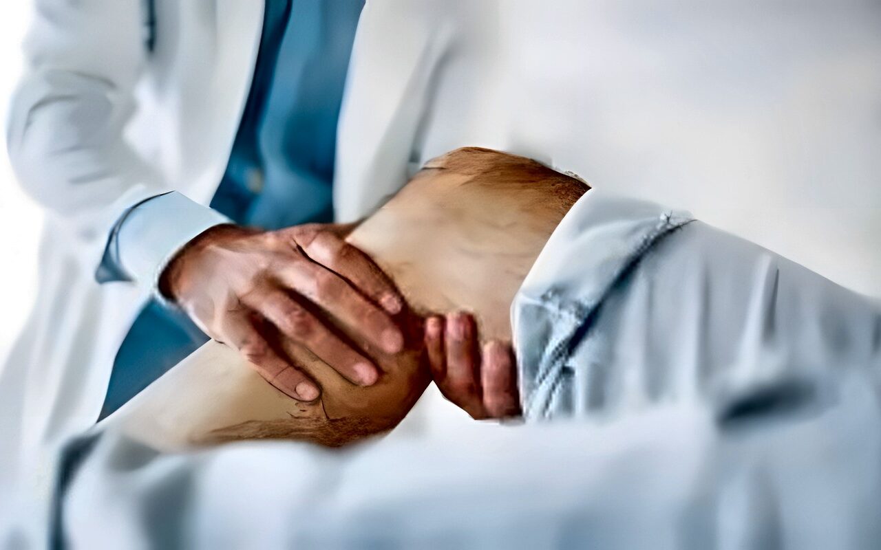 هل يجوز للطبيب أن يفشي سر المريض إذا خشي الضرر على الآخرين؟.. دار الإفتاء تجيب