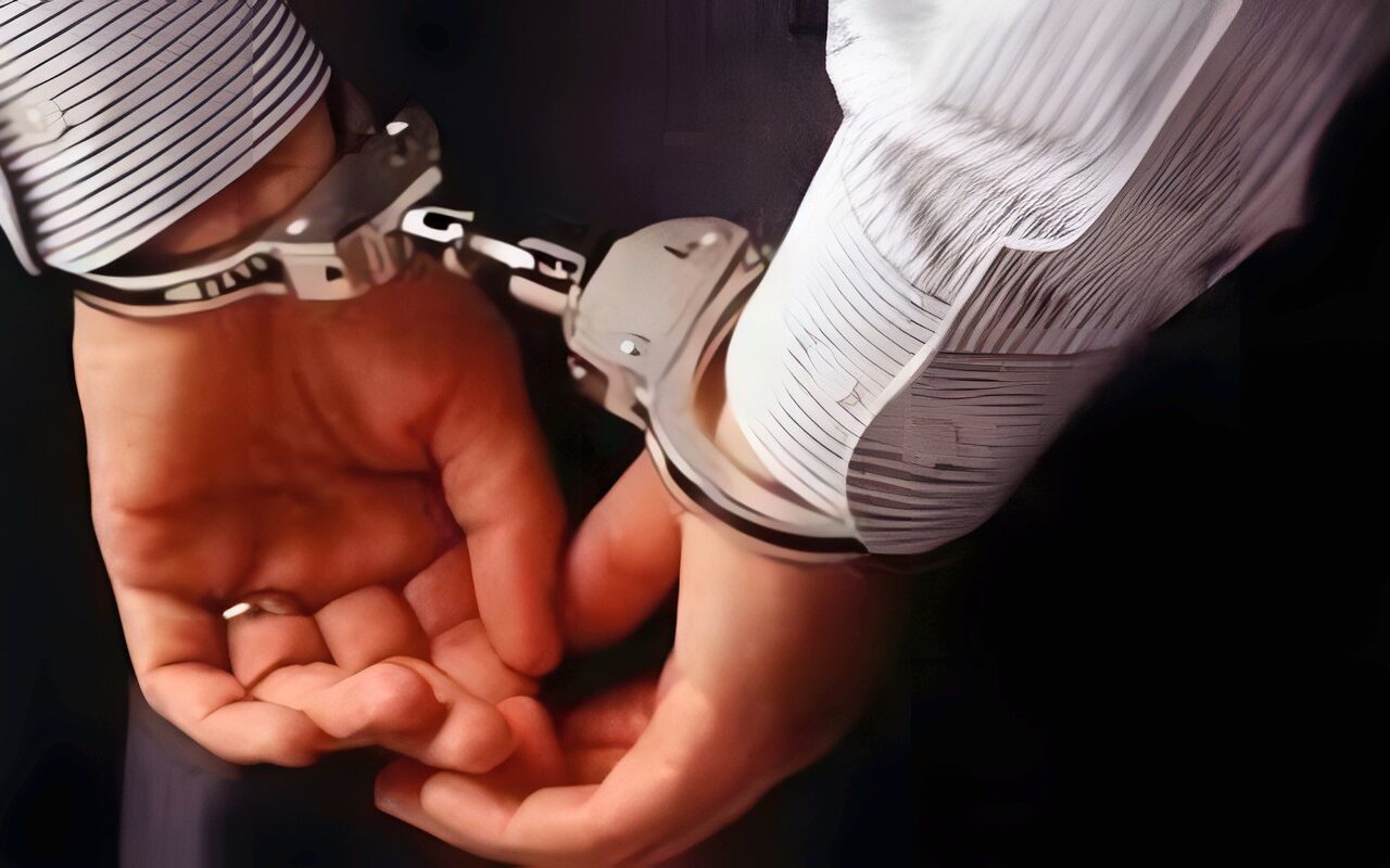 التحقيق مع عامل هدد جاره بسلاح أبيض ومنعه من مغادرة منزله بدمياط