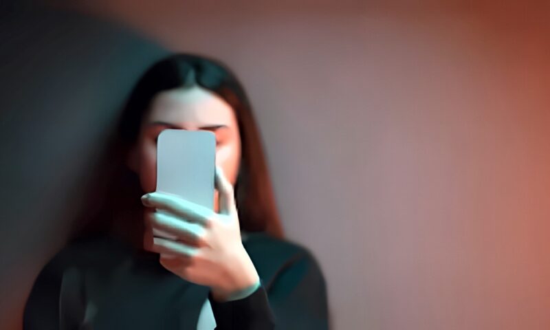 ضبط شاب بتهمة ابتزاز فتاة بصورها في الغربية