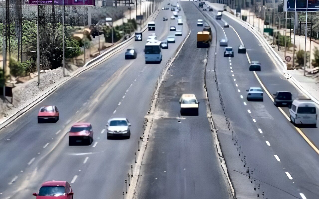 النشرة المرورية| كثافات متفرقة أعلى المحاور وانتشار أمني مكثف