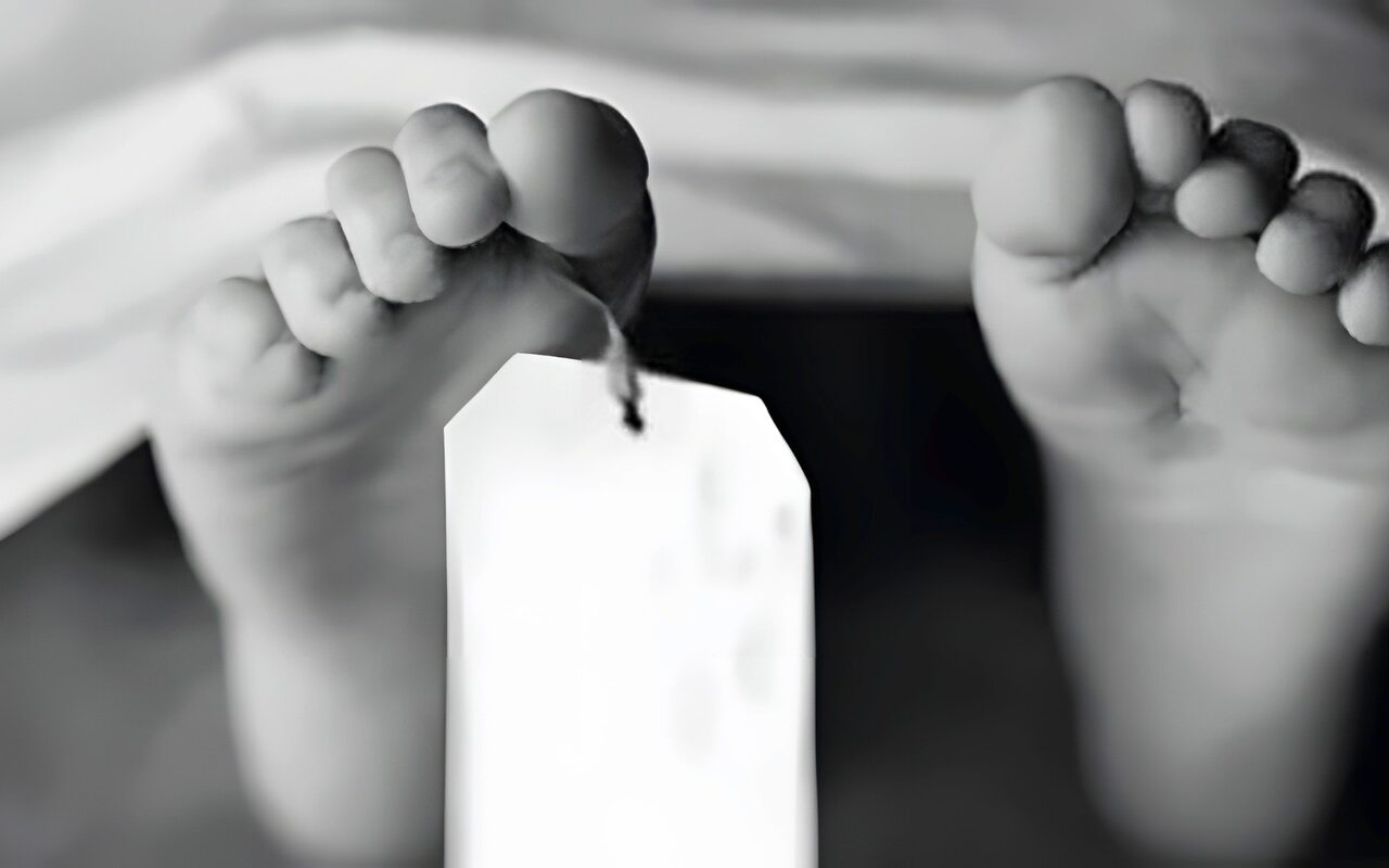 القصة الكاملة لمصرع طفل سقط من سلم الطابق الرابع بجرجا.. عم الفقيد يكشف تفاصيل المأساة