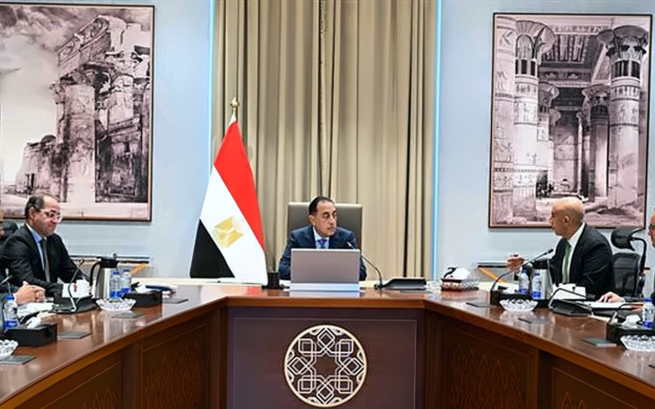 رئيس الوزراء يستعرض محاور جلستي حوار بشأن “موارد النقد وإدارة الدين” و”ملامح البرنامج الاقتصادي المصري حتى 2030″
